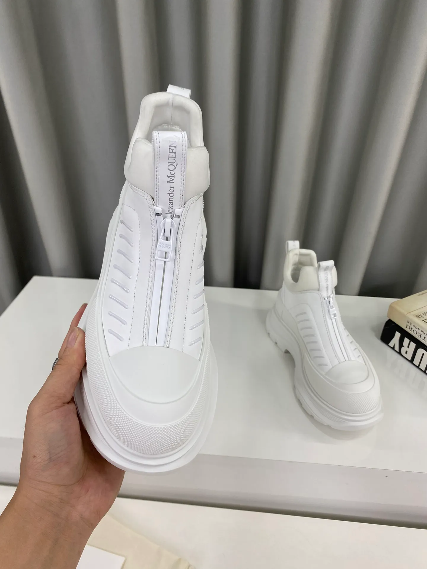 👟👟Ex-factory price 660👟👟Men's size +10 🔺Mc Queen 🔺Alexander McQueen's latest model, thick-soled front zipper dad shoes🌈 The designer has a bold idea and combines the trend of the times with the perfect design. It is super comfortable and versatile, with a new dad-style design and a multi-craft spliced ​​outsole. It is perfect. Many celebrities and Internet celebrities endorse it. 🔥Material: Original custom-made first-layer cowhide for the upper. Inside: Cali sheepskin feet. Outsole: Original TPU multi-layer combination outsole, •┈┈┈┈┈┈★┈┈┈┈┈┈┈• Size: Women’s 35～39 (34, 40, customization is non-returnable) Men’s 39～44 (38, 45, customization is not returnable) Full set of counter original packaging